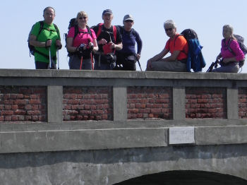 Il gruppo sul ponte di Roncarolo che supera il Canale Cavour, in cammino tra le risaie verso San Germano Vercellese (39230 bytes)